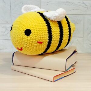小蜜蜂毛绒玩具。毛绒绒的钩编蜜蜂。