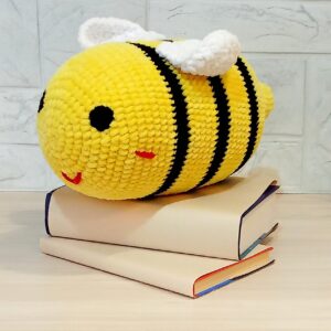 Jouet en peluche abeille. Abeille en peluche au crochet.