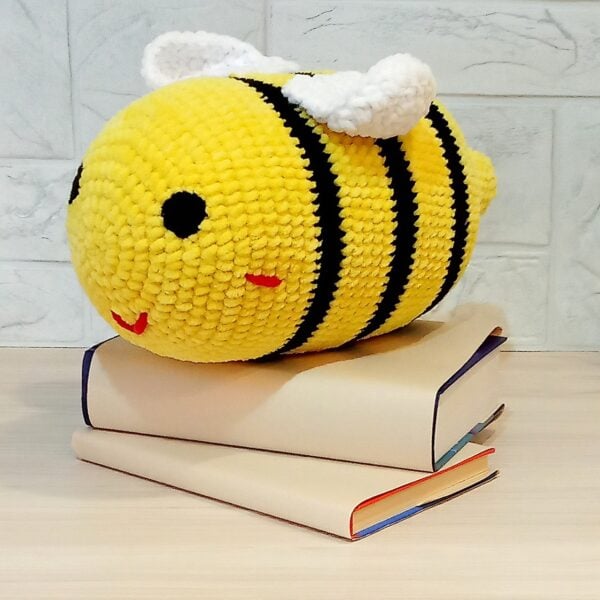 Bee plush toy. Plush crochet bee.
