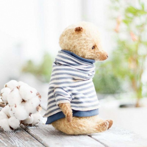 TE_55623_A Teddy bear in sweater with Fabric