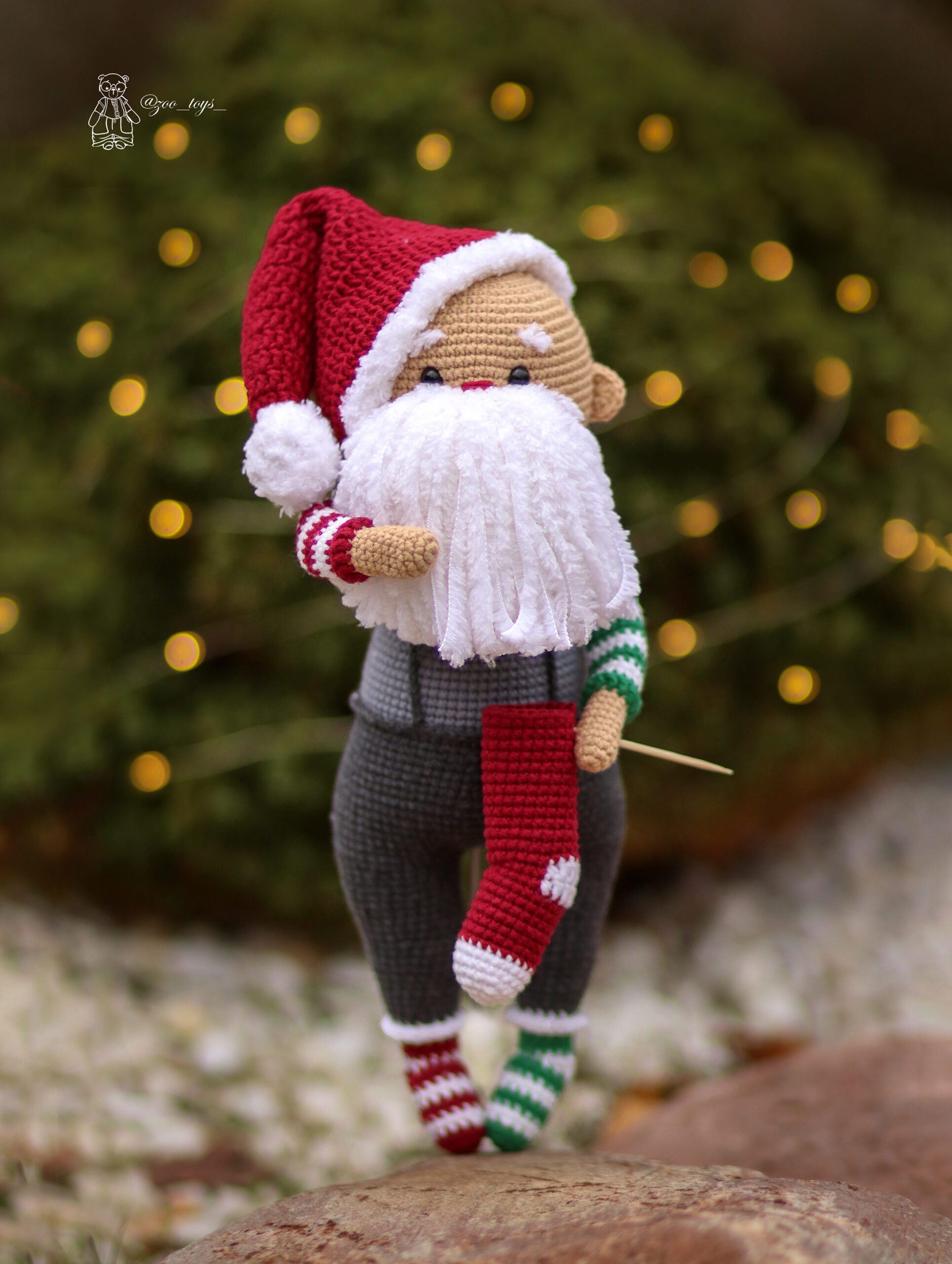Crochet Pattern Santa Claus with Christmas sock. Crochet Christmas gnome 3 Санта с носочком на улице scaled