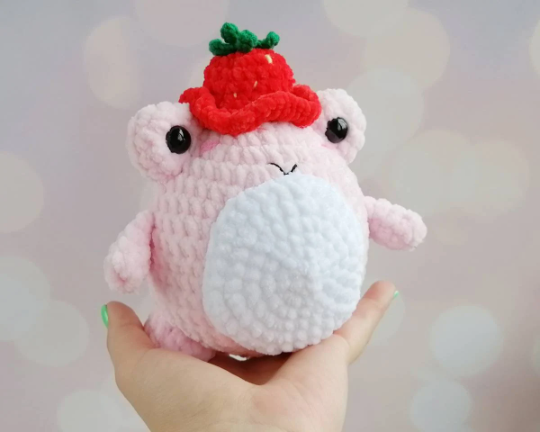 Crochet frog/ Green frog/ Strawberry hat /1 fun froggy plush/ Frog gifts -  DailyDoll Shop
