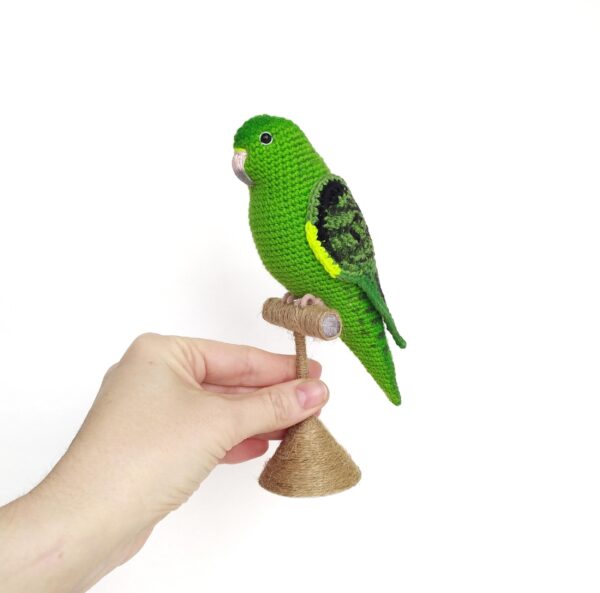 Crochet toy green lineolated parakeet