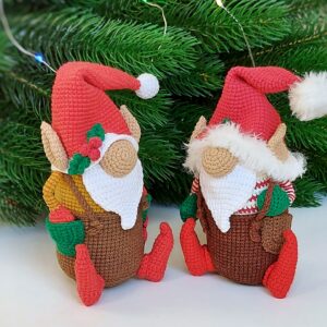 Crochet gnome pattern christmas ornament. Small amigurumi crochet pattern.