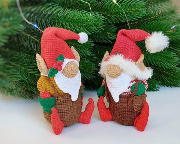 Crochet gnome pattern christmas ornament. Small amigurumi crochet pattern.