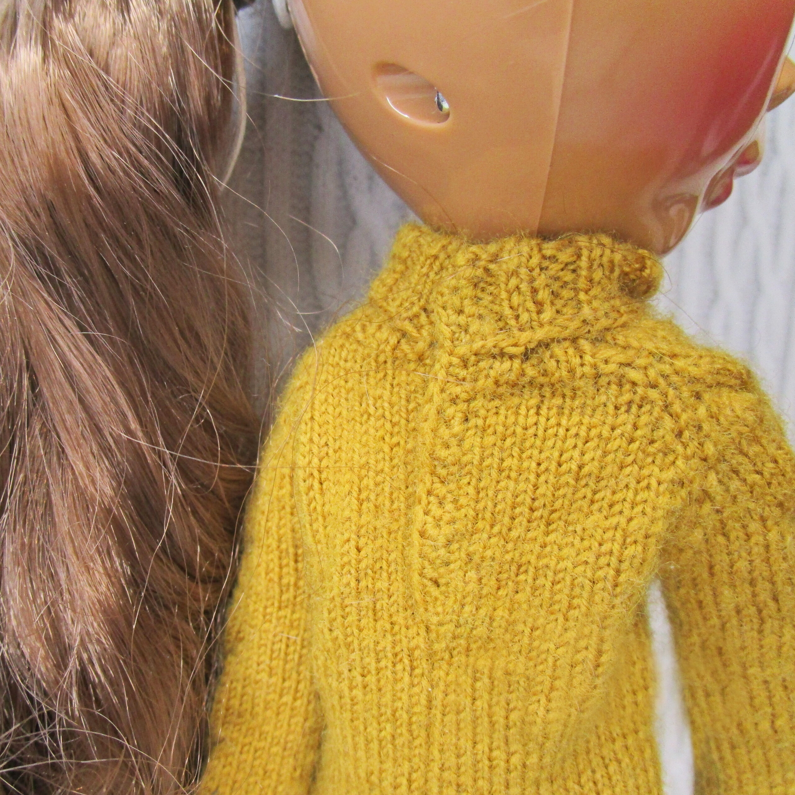 Modèle à tricoter Pull et jupe pour grandes poupées lol
