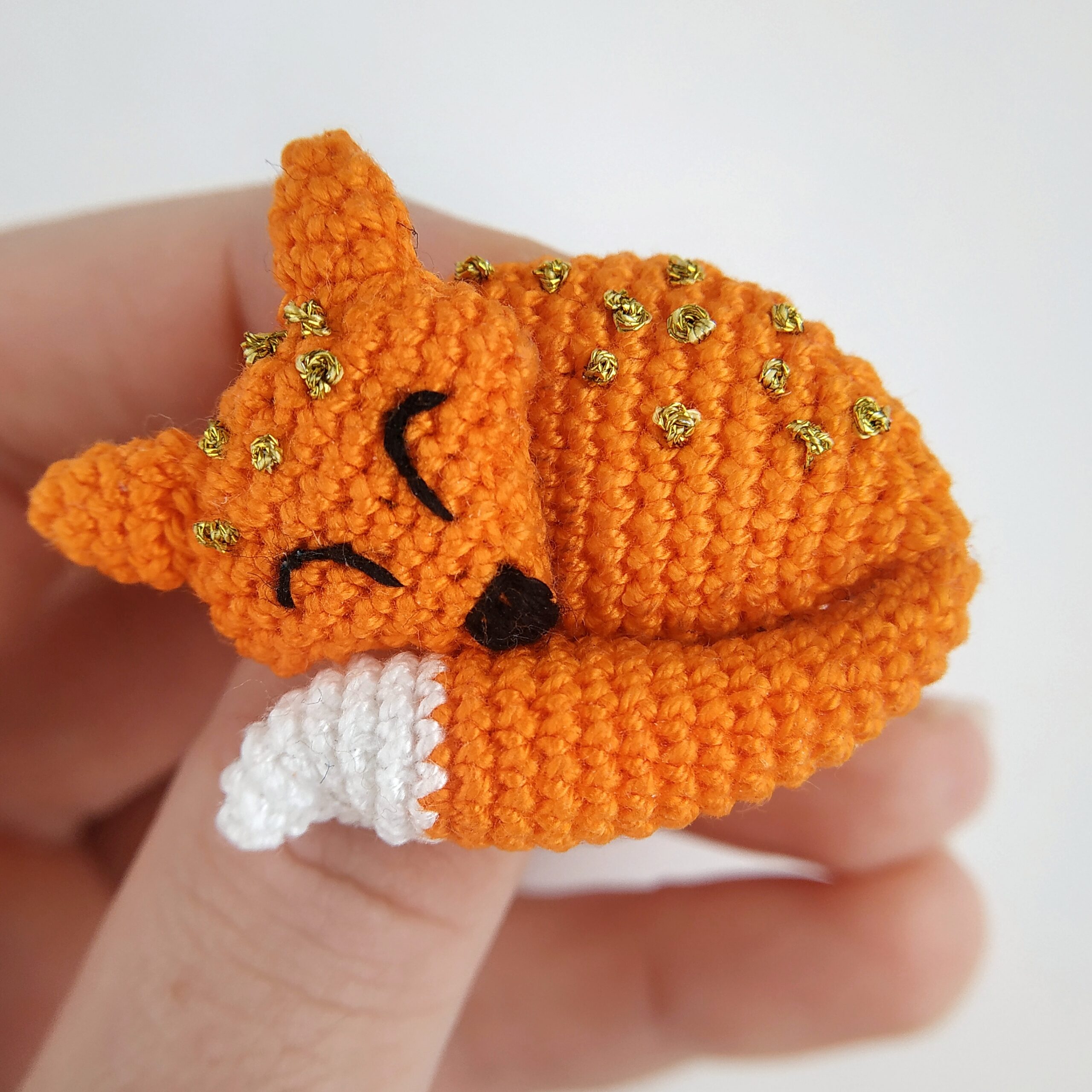 sleeping-fox-brooch-crochet-pattern-pdf-in-english-dailydoll-shop