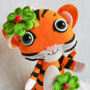Felt tiger pattern and sewing tutorial