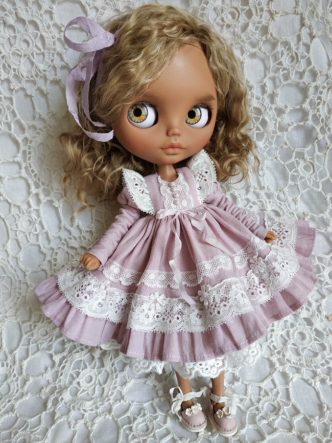 Blythe Moda, Tecidos e Costurices  Doll dress patterns, Sewing doll  clothes, Dolls clothes diy