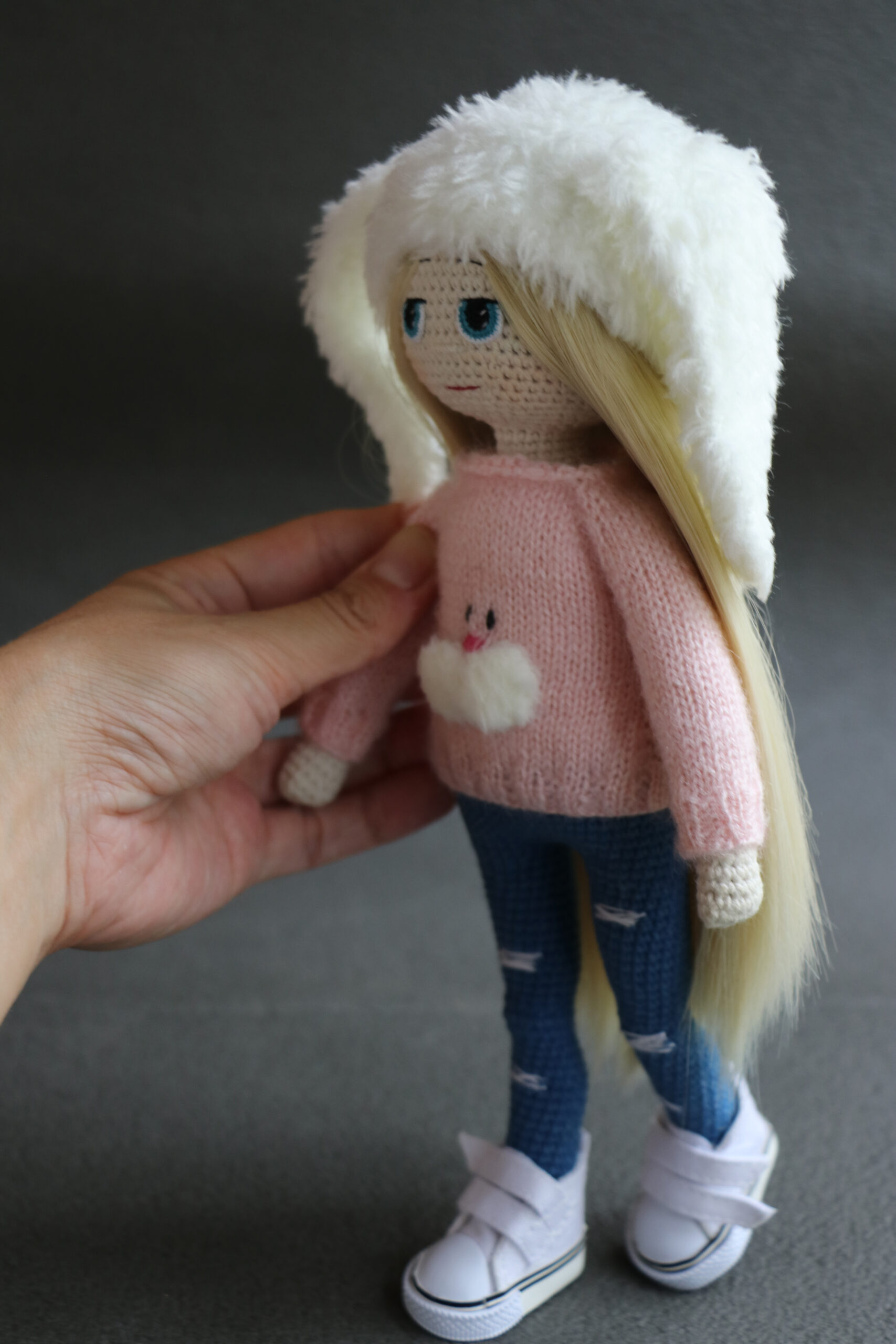 Patron poupée lapin amigurumi, fabrication de poupée lapin de Pâques avec  panier