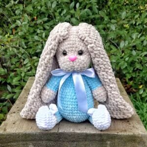 Crochet amigurumi lapin en peluche avec de longues oreilles