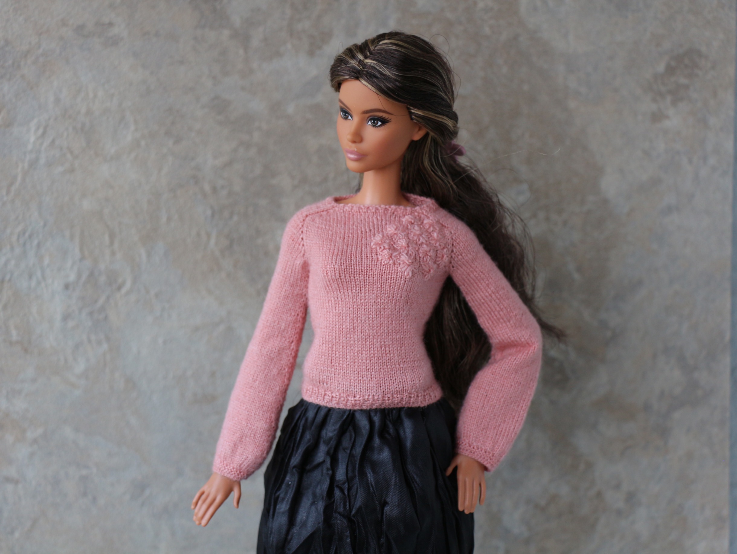 Pink sweater for Barbie doll with Logo – The Doll Tailor