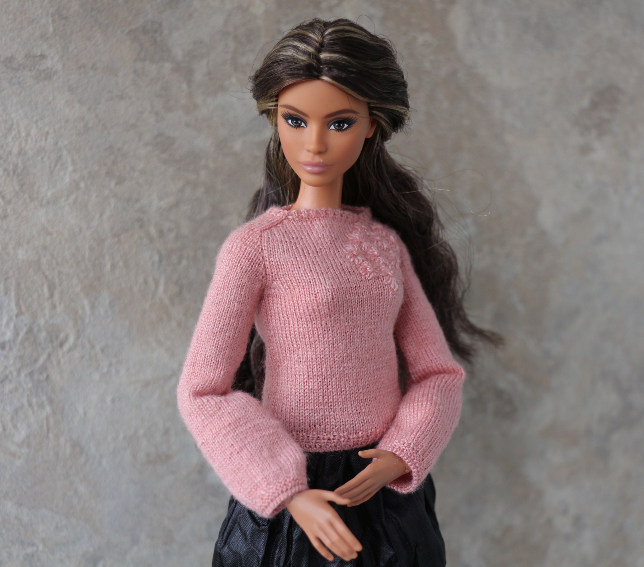 Pink sweater for Barbie doll with Logo – The Doll Tailor