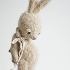 mignon lapin beige en peluche avec ruban en soie