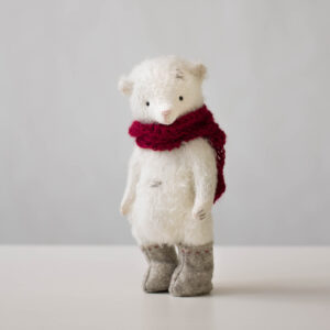 weißer Mohairplüsch-Teddybär mit rotem Schal und Filzstiefeln