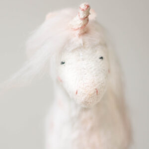 licorne en peluche blanche en mohair