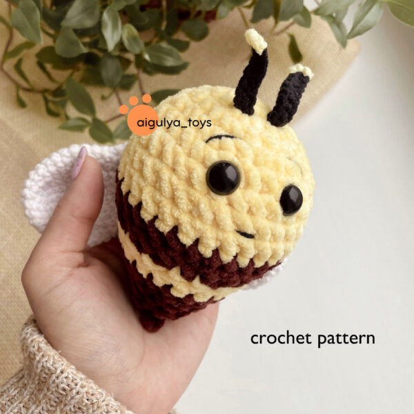 Crochet bee pattern scaled