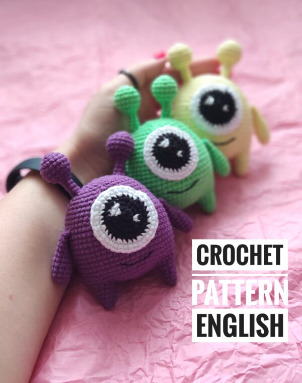 little alien amigurumi, pattern pdf format, solid crocheted toy