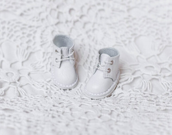 white-shoes-for-boneka