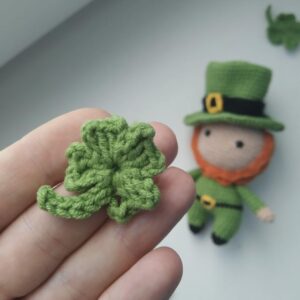 Amigurumi mini Leprechaun and clover