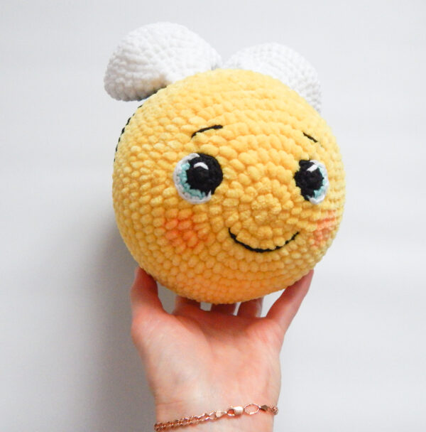 Stuffed bee plush toy