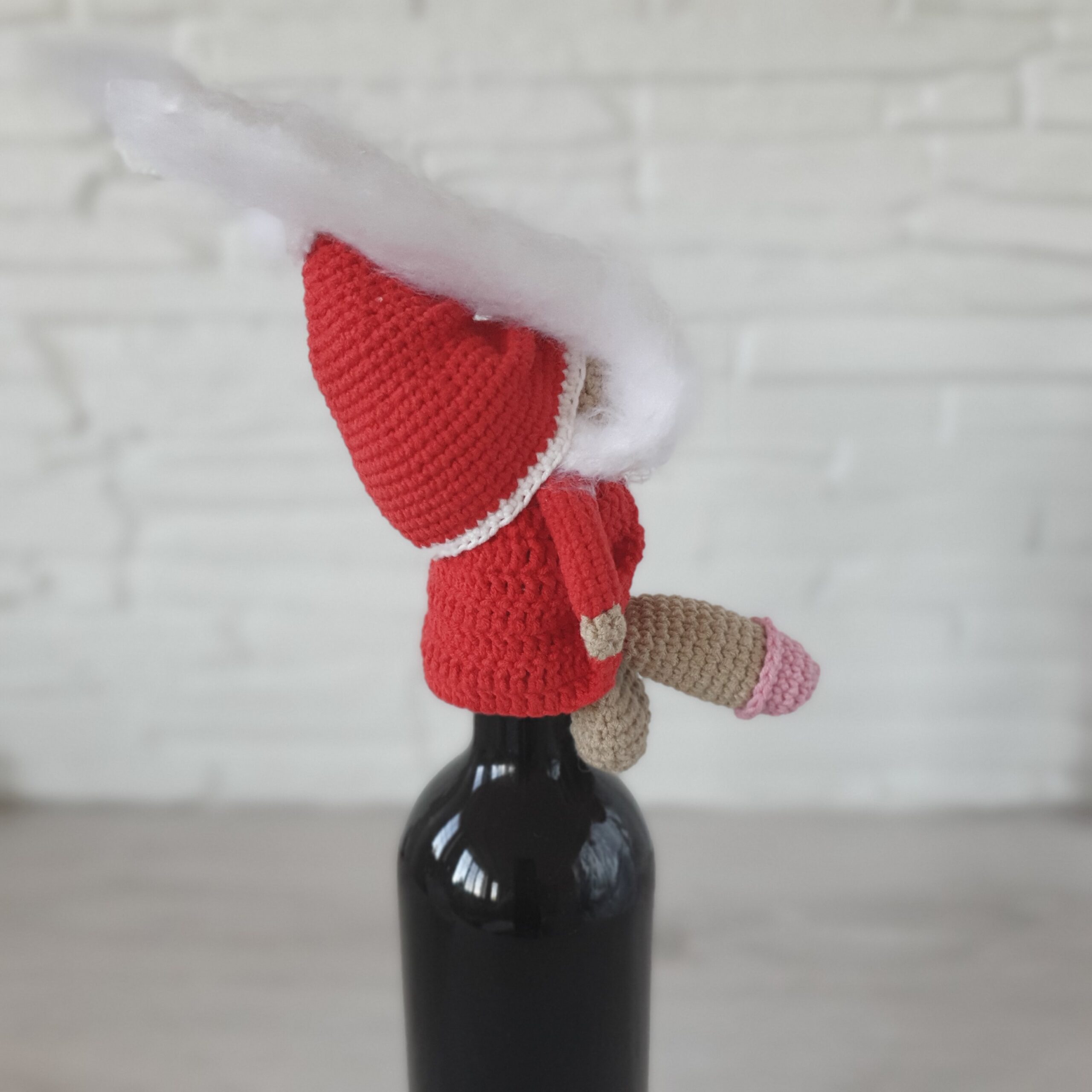 Gnome bottle topper - Free crochet pattern 