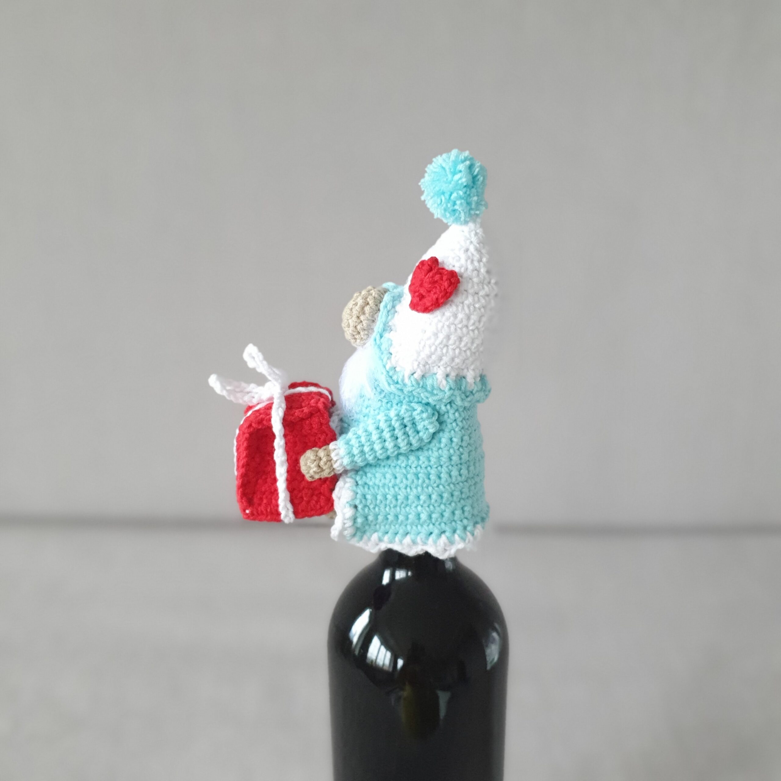 Gnome bottle topper - Free crochet pattern 