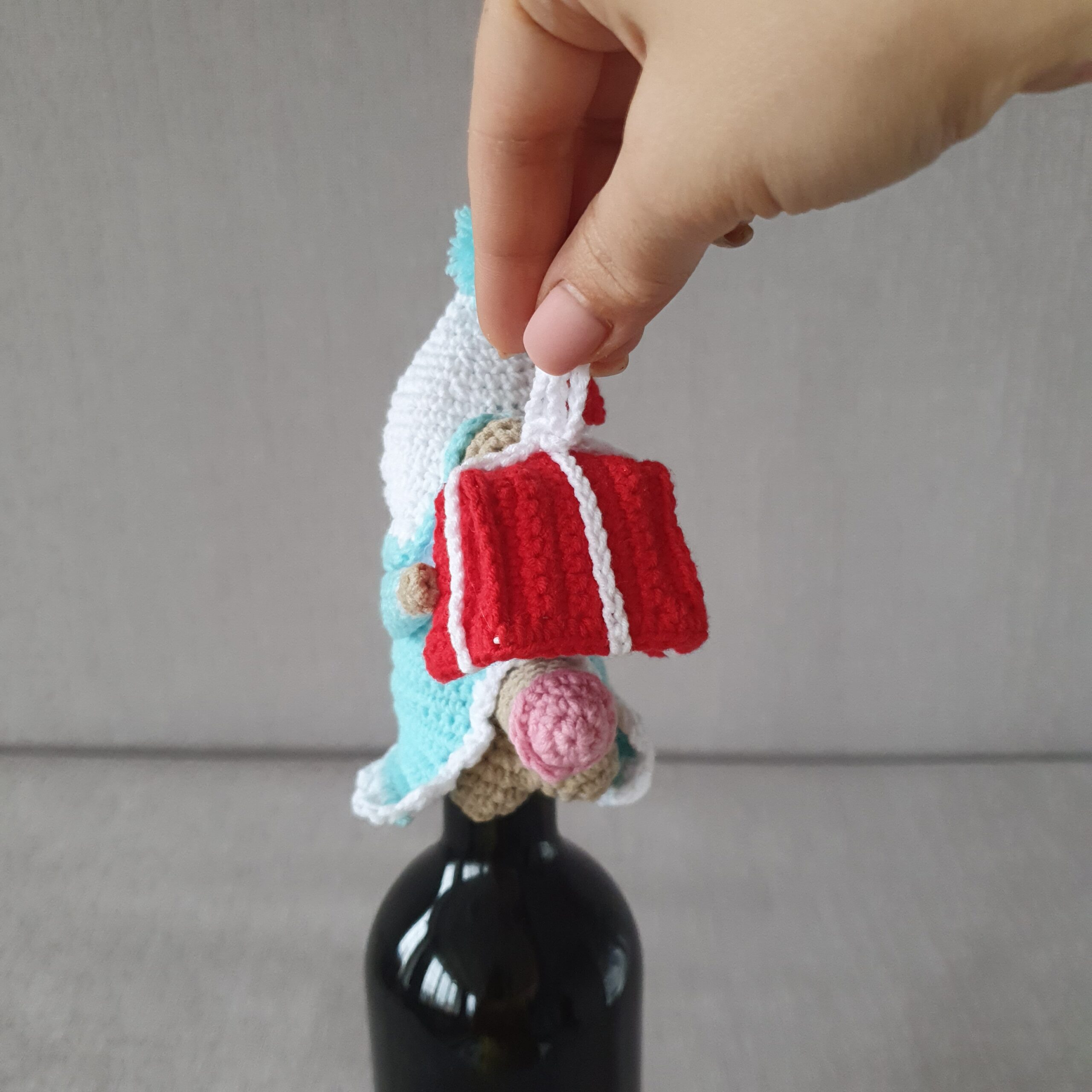 Gnome bottle topper - Free crochet pattern 