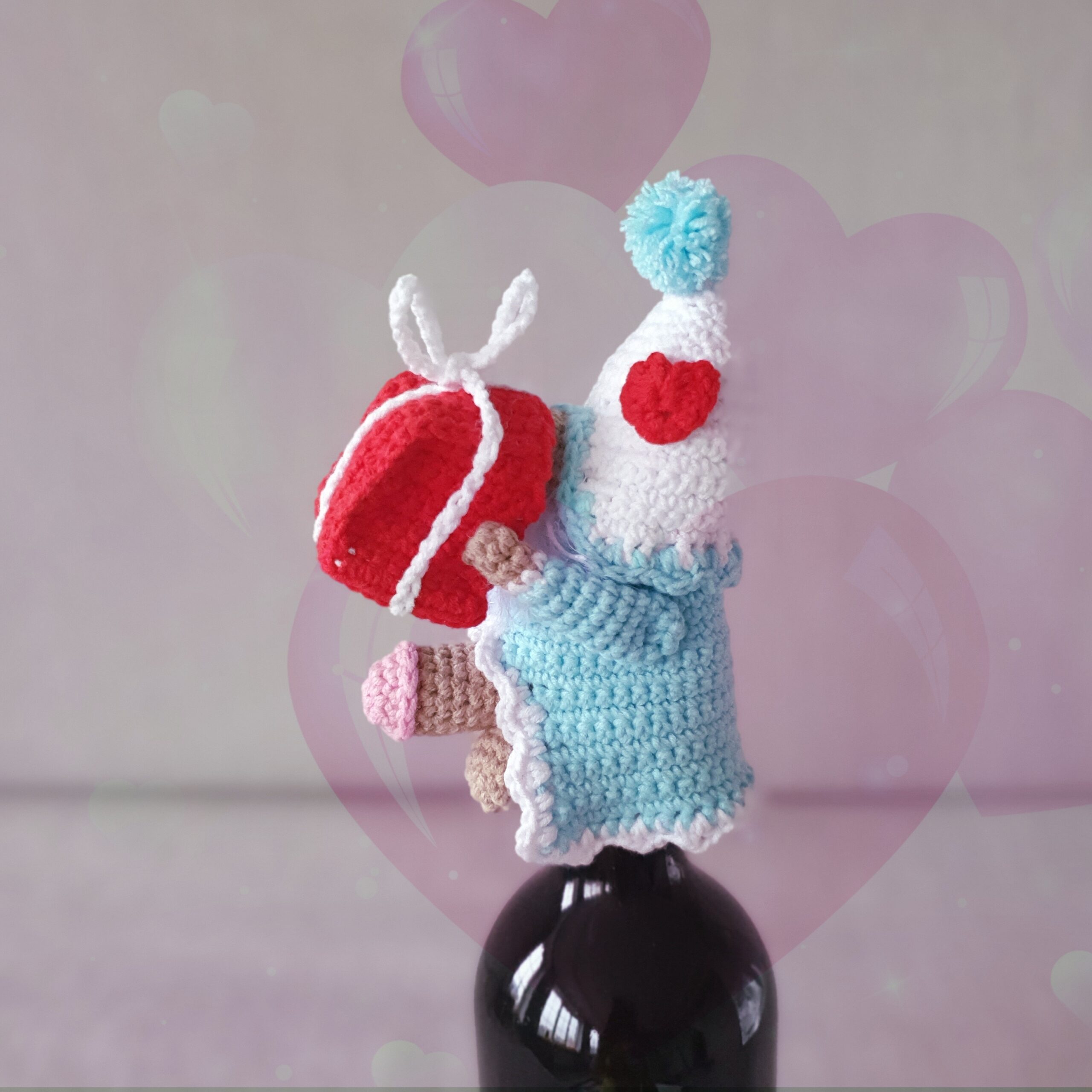 Gnome bottle topper - Free crochet pattern 