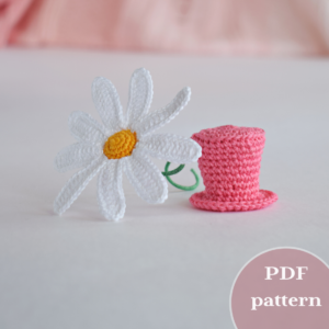 A top hat for a toy and a daisy. Crocheted.