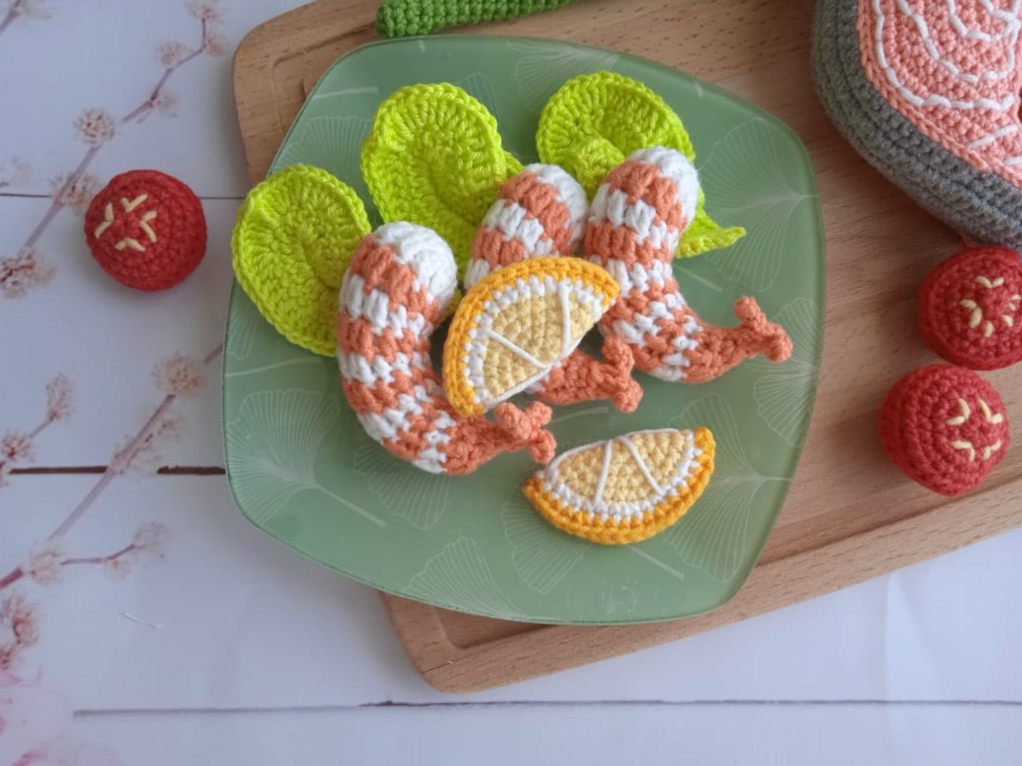 Crochet shrimp with letuce and lemon slices, play food set - DailyDoll Shop