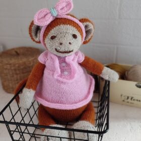 Knitting pattern monkey toy.The knitting pattern is very easy and understandable, even a beginner can handle it.