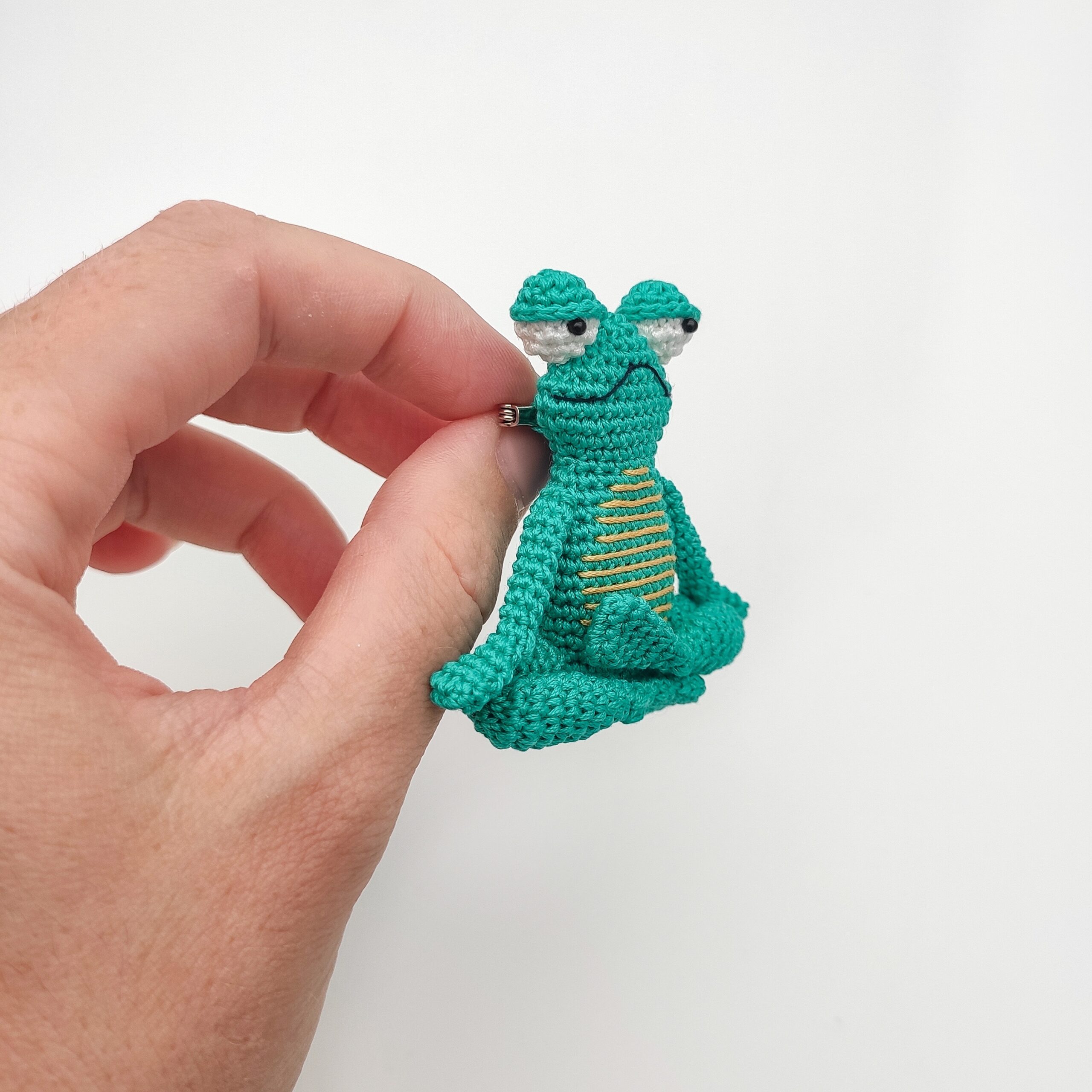 Mister Tranq frog toad brooch crochet pattern, PDF tutorial, in English -  DailyDoll Shop