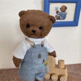 Brauner Teddybär mit blauer Kleidung. Größe 4,7 Zoll