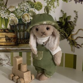 Conejo de peluche beige hecho a mano con ropa