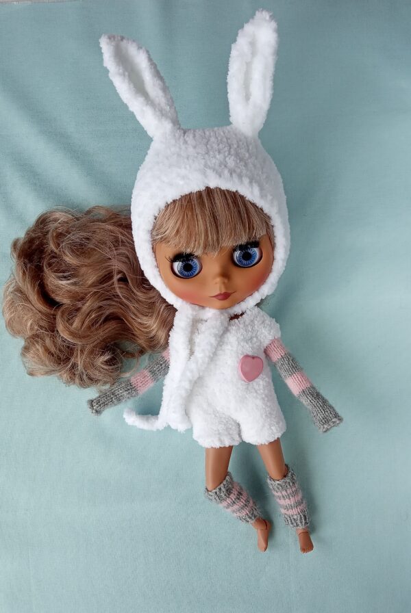 Bunny-outfit-for-Blythe-dolls