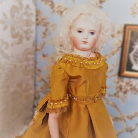 Antique style gold ball gown for 15″ Huret