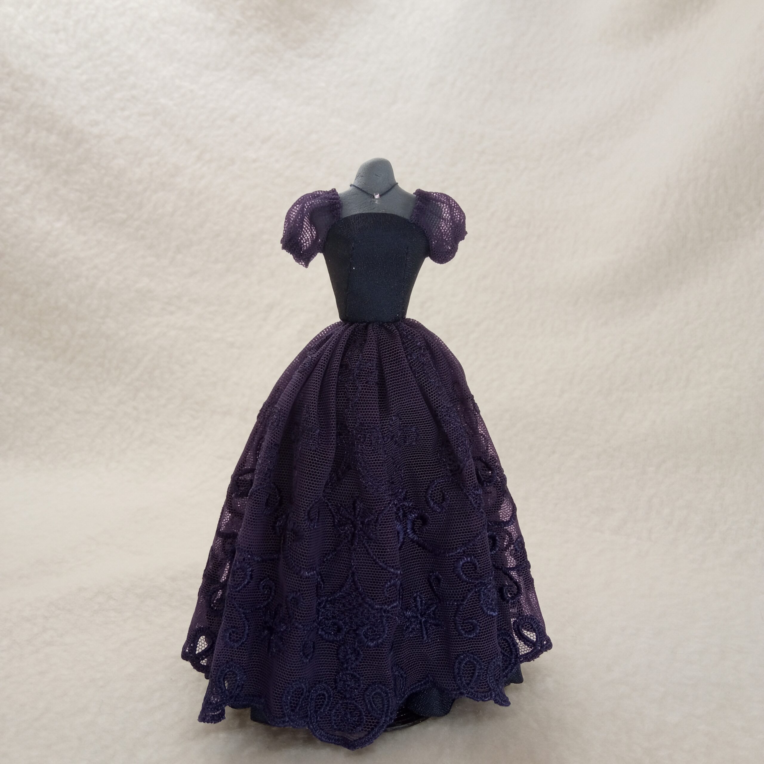 A feminine dress with a lace skirt. On a mannequin. 1 IMG 20221122 172550 scaled