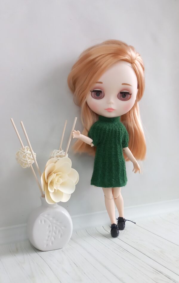Green dress for Blythe with short sleeves and back closure