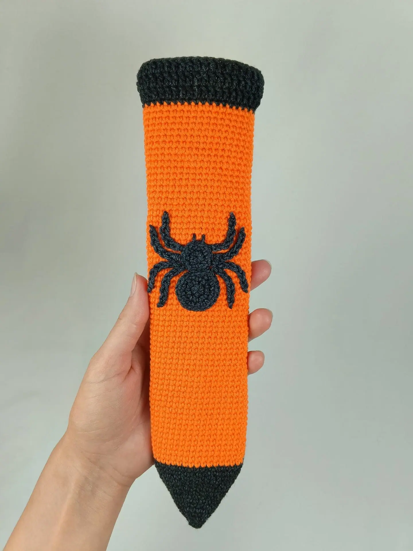 Halloween Crochet Sword Pattern – Skull and Spider Amigurumi Toy 5 Crocheted Halloween toy sword and sheath made with amigurumi technique. The sword has a skull handle, black-and-orange striped grip, and bat wing-shaped guard. The matching orange sheath features a black spider design. A soft, safe toy for kids, ideal for Halloween costumes, cosplay, or spooky-themed gifts. Clear handmade stitches and playful design.