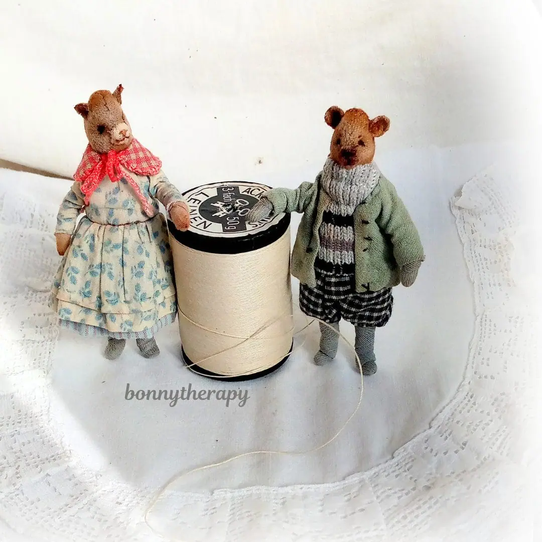 A pair of miniature bear figurines 8.5 cm (3.2 inches) high. 1 mtbdd2.jpg