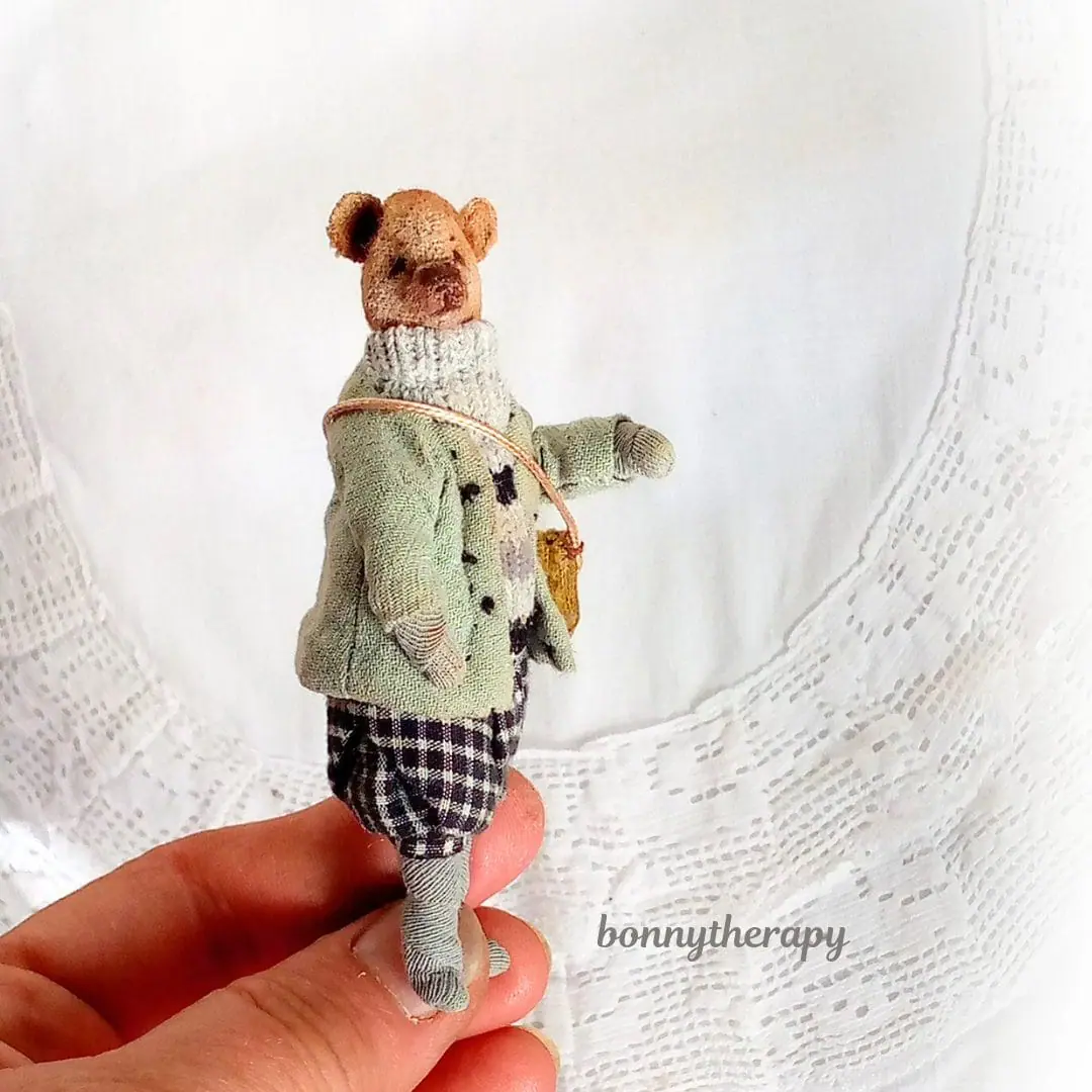 A pair of miniature bear figurines 8.5 cm (3.2 inches) high. 2 miniature bear figurine.