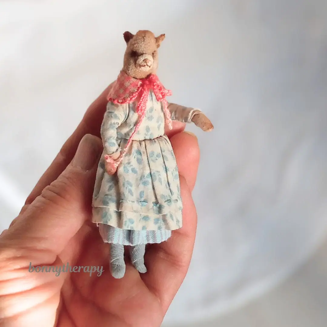 A pair of miniature bear figurines 8.5 cm (3.2 inches) high. 3 miniature bear figurine