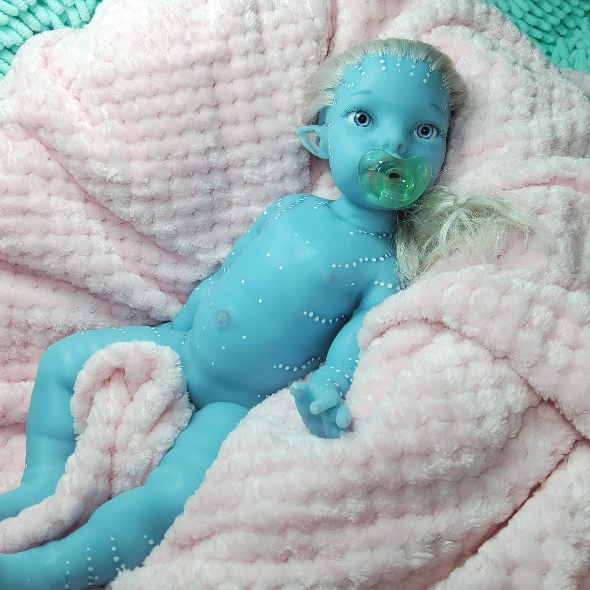 Superb silicone doll avatar baby girl 13 inch 4 Full silicone Avatar baby doll girl with blue skin, real mohair hair, drink and wet system, 33 cm washable fantasy doll lying on a pink blanket