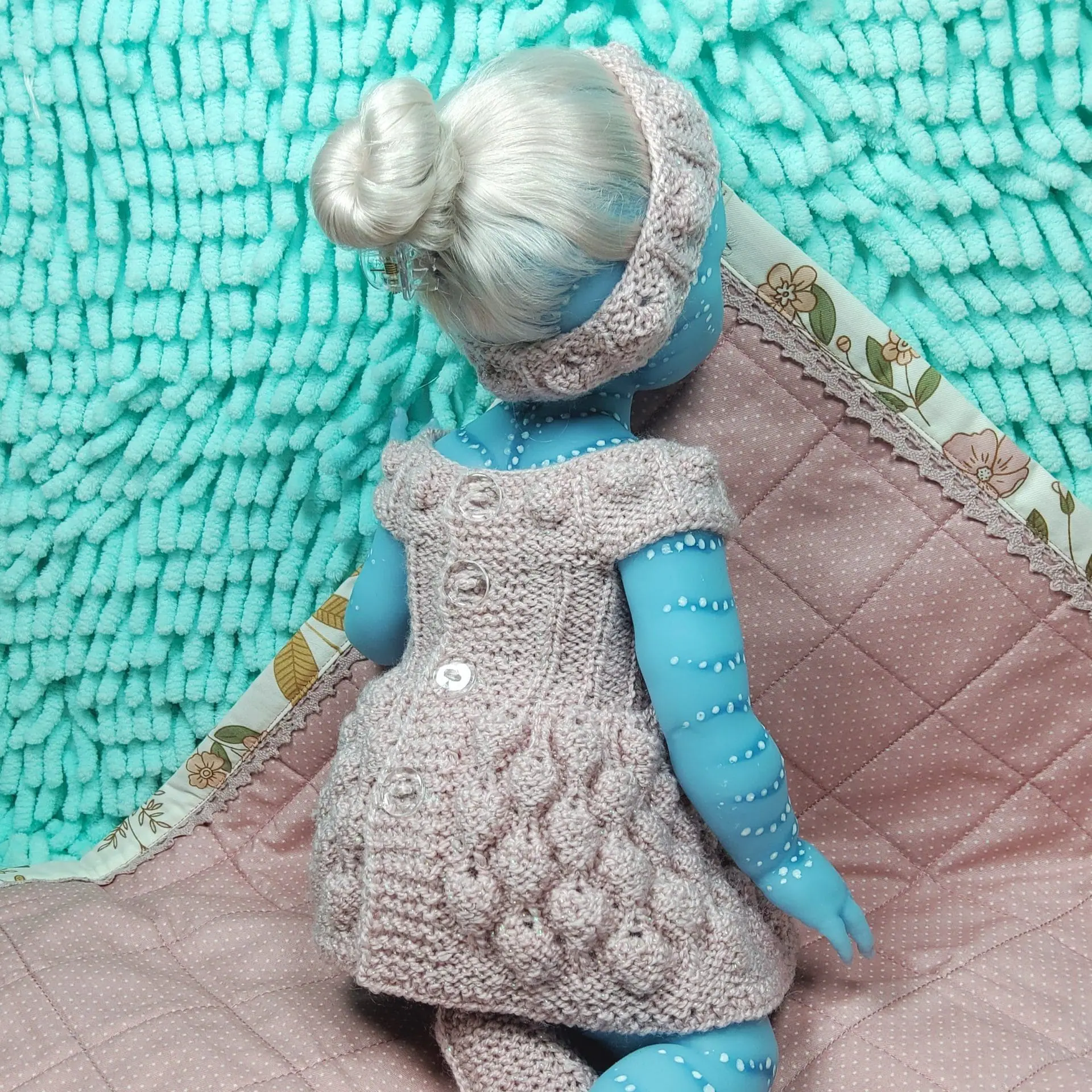Superb silicone doll avatar baby girl 13 inch 6 Full silicone Avatar baby doll girl with blue skin, real mohair hair, drink and wet system, 13 inch washable fantasy doll in knitted outfit