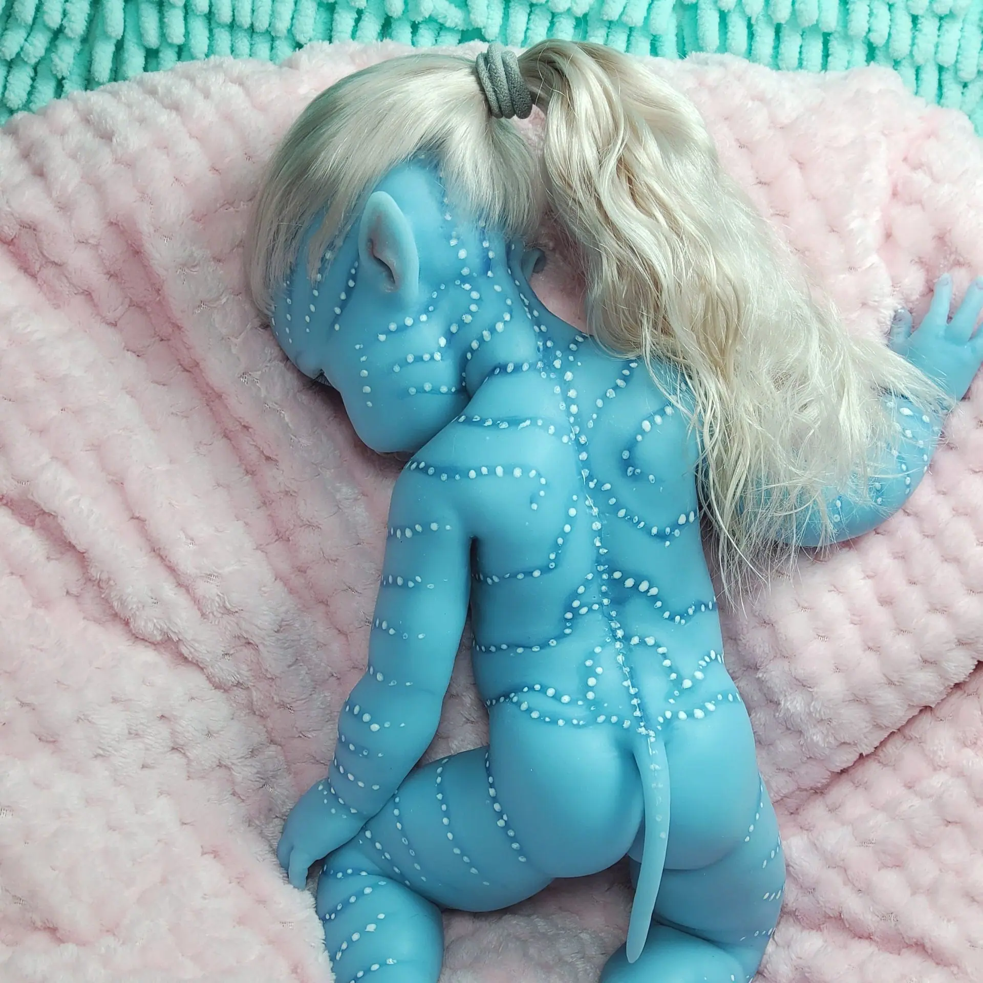 Superb silicone doll avatar baby girl 13 inch 3 Full silicone Avatar baby doll girl with blue skin, real mohair hair, drink and wet system, 13 inch washable fantasy doll lying on a pink blanket
