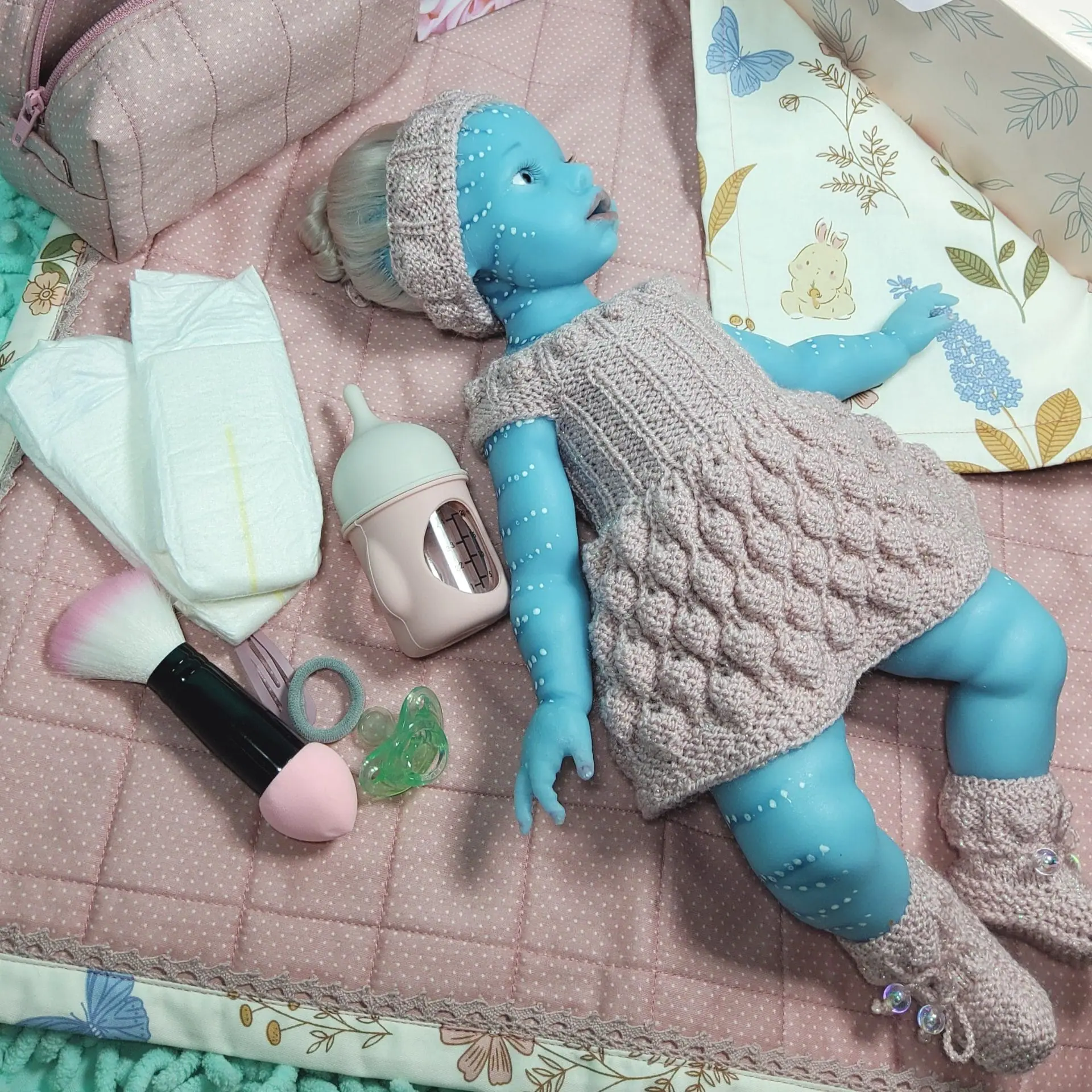 Superb silicone doll avatar baby girl 13 inch 13 Full silicone Avatar baby doll girl with blue skin, real mohair hair, drink and wet system, 33 cm washable fantasy doll in pink knitted outfit